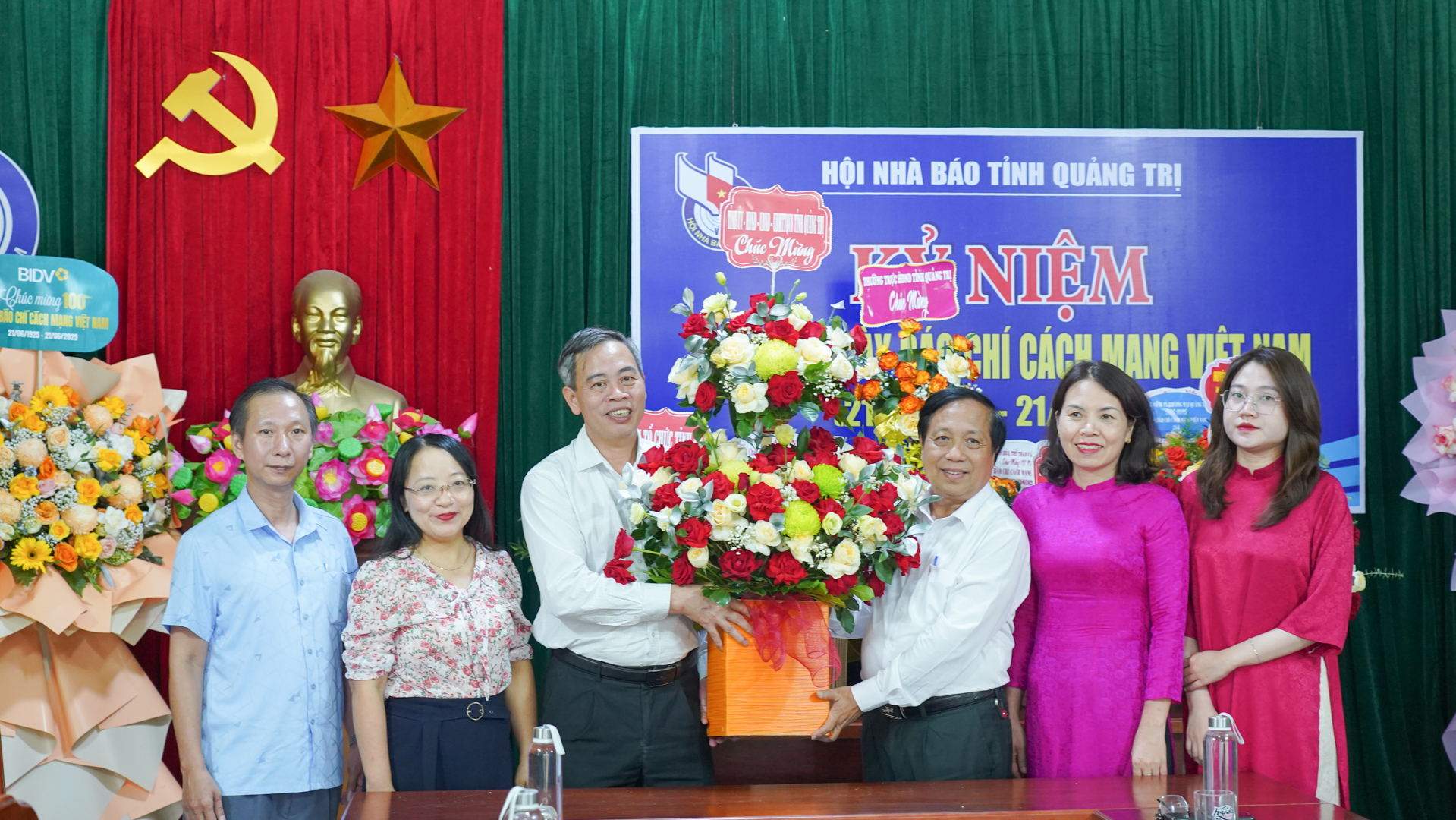 Le secrétaire adjoint permanent du Comité provincial du Parti et président du Conseil populaire provincial, Nguyen Dang Quang, a visité et félicité le journal et la station de radio et de télévision de la province de Quang Tri.