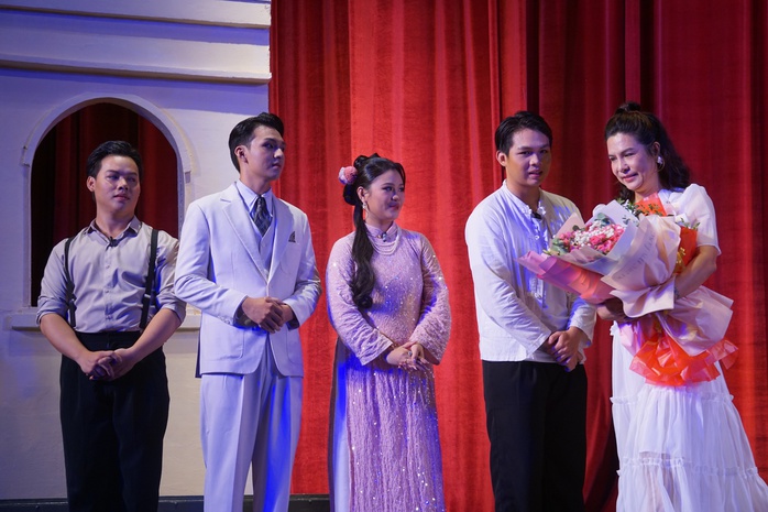 Đạo diễn Hồng Ngọc dồn sức cho 