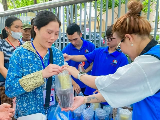 Ấm lòng ‘Bếp cháo 0 đồng’ cho bệnh nhân nghèo- Ảnh 4.
