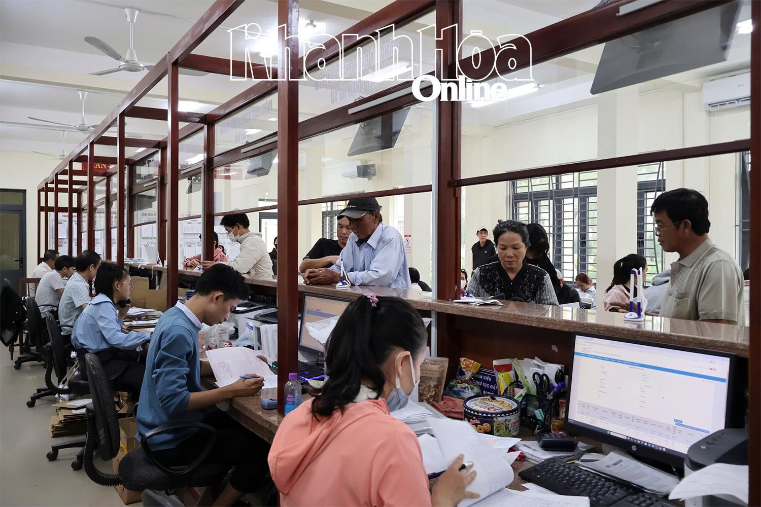 Người dân đăng ký các thủ tục về đất đai tại bộ phận một cửa UBND thị xã Ninh Hòa.
