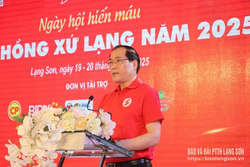สหายดวง ซวน ฮุ่ยเยน สมาชิกคณะกรรมการประจำพรรคประจำจังหวัด รองประธานถาวรของคณะกรรมการประชาชนจังหวัด หัวหน้าคณะกรรมการกำกับดูแลการบริจาคโลหิตโดยสมัครใจของจังหวัด กล่าวสุนทรพจน์ในงานเทศกาลบริจาคโลหิต