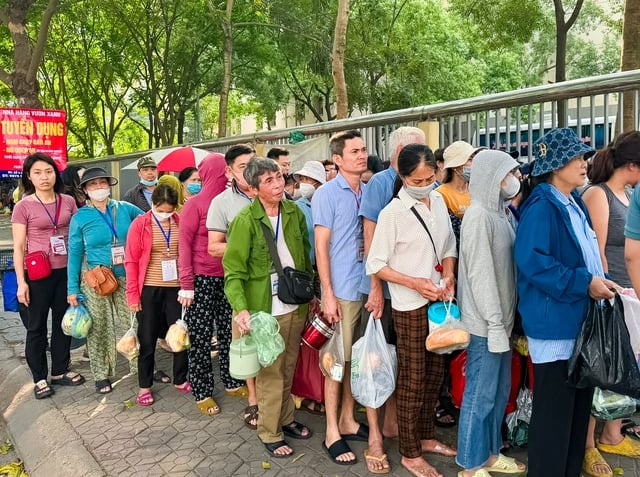 Ấm lòng ‘Bếp cháo 0 đồng’ cho bệnh nhân nghèo- Ảnh 2.