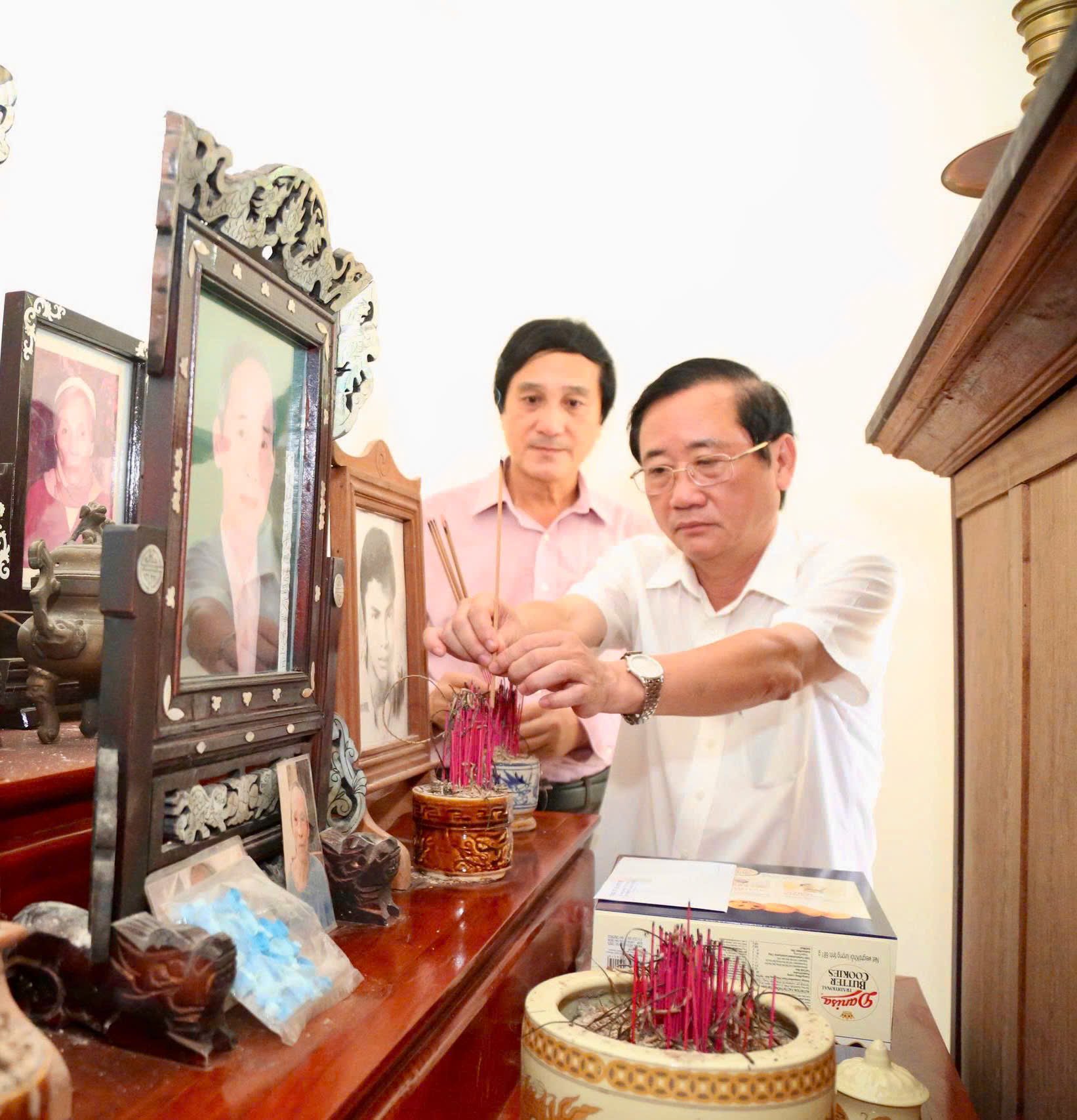 Trưởng Ban Tuyên giáo và Dân vận Tỉnh ủy Hồ Đại Nam thăm CLB Phóng viên Thường trú tại Quảng Trị và thân nhân các nhà báo liệt sĩ
