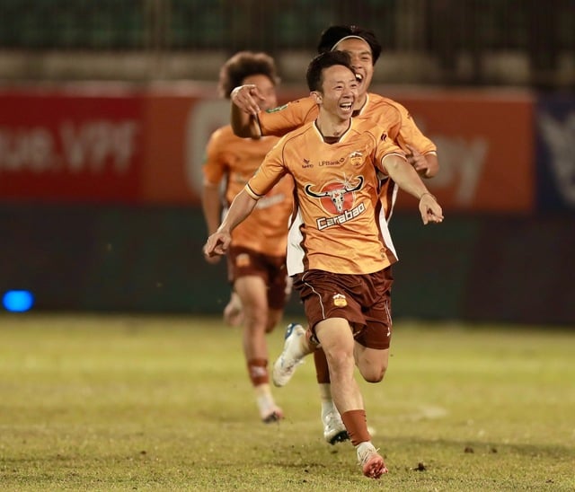 HAGL nắm trong tay vận mệnh của suất xuống hạng, V-League nghẹt thở đến giây cuối cùng! - Ảnh 2.