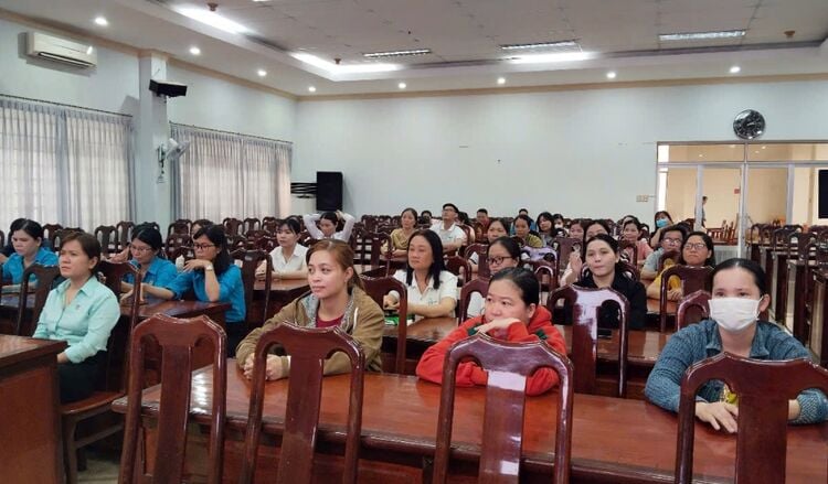 Liên đoàn Lao động tỉnh tập huấn kỹ năng làm cha mẹ cho sự phát triển toàn diện trẻ thơ