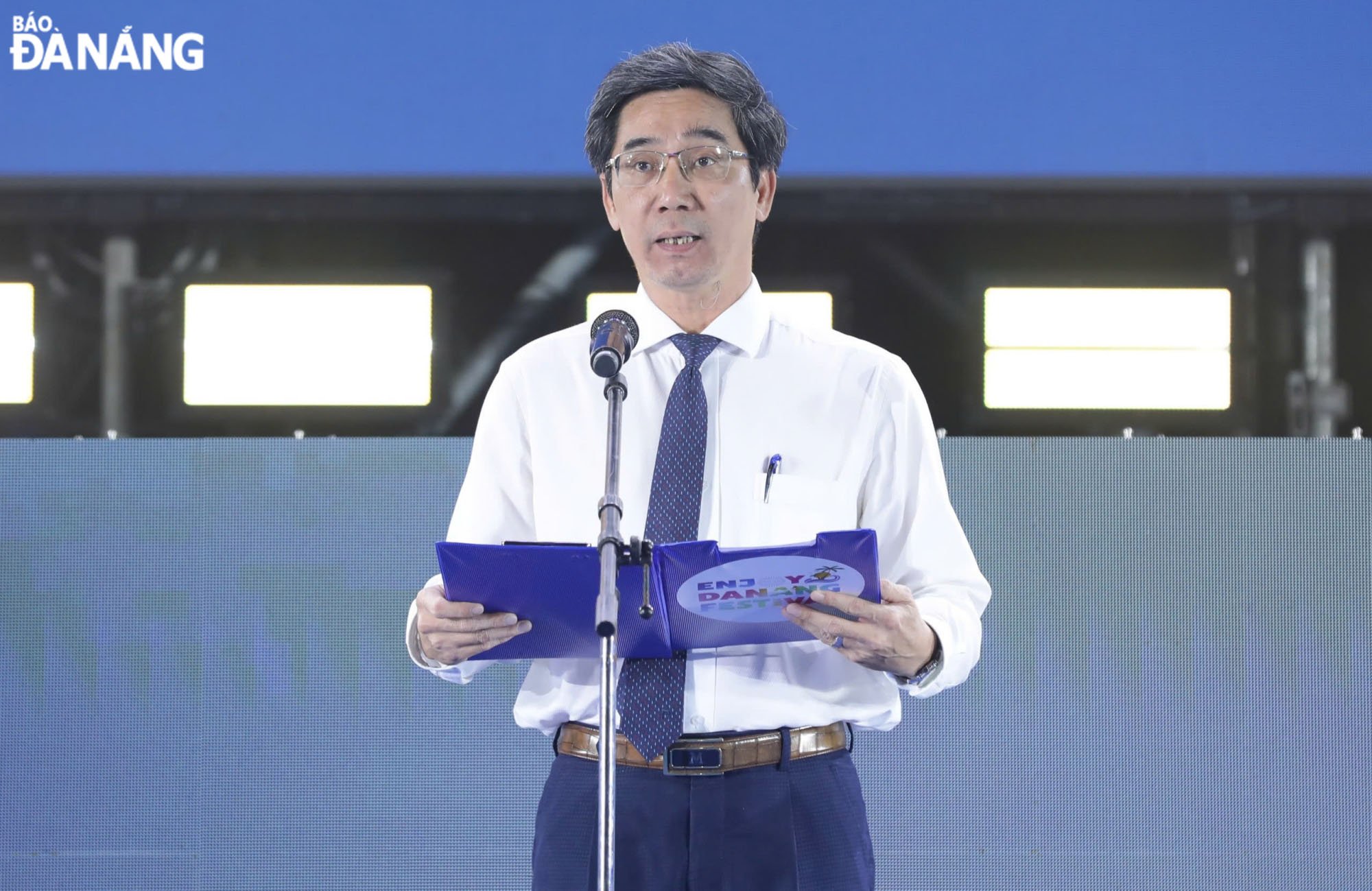 Phó Chủ tịch UBND thành phố Trần Chí Cường phát biểu khai mạc lễ hội Tận hưởng Đà Nẵng 2025. Ảnh: NGỌC HÀ