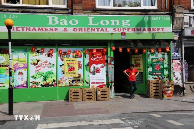 During lychee week, Vietnamese supermarkets in London display posters promoting the quality of Vietnamese lychees. (Photo: Phong Ha/VNA)