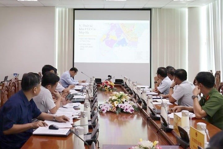 Sở Công Thương BR-VT báo cáo dự thảo đề án FTZ gắn với cảng biển Cái Mép Hạ. (Ảnh trong bài: T. Dũng)