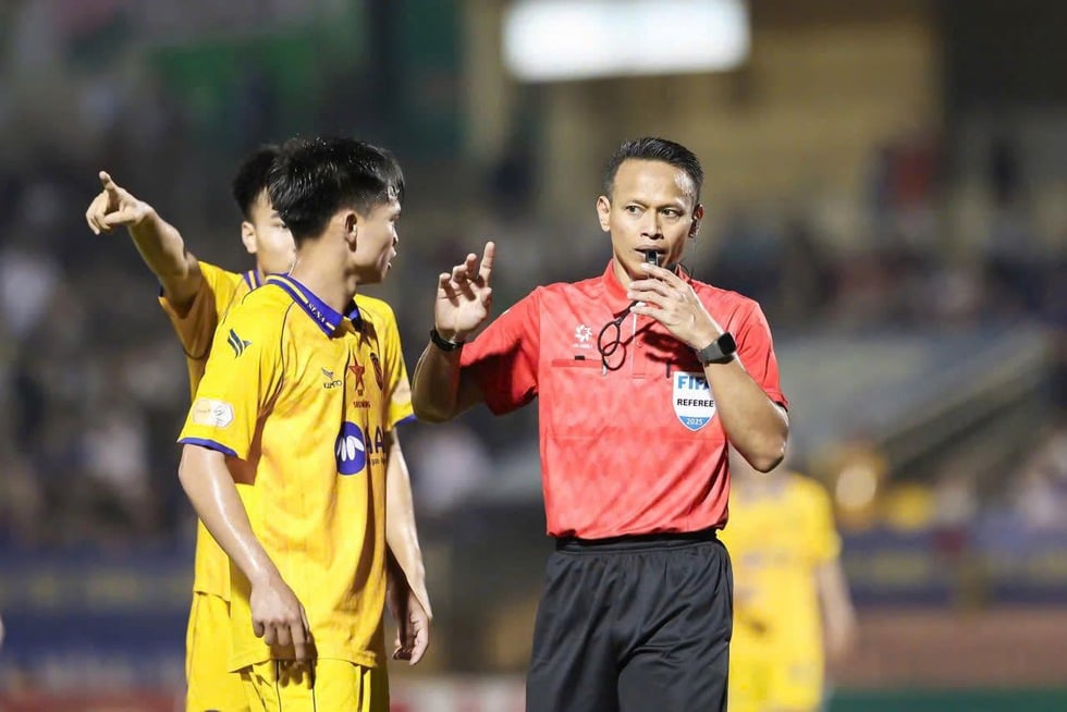 Hai trọng tài Malaysia bắt hai trận nóng nhất vòng cuối V-League: Chứng kiến nước mắt đội xuống hạng- Ảnh 1.