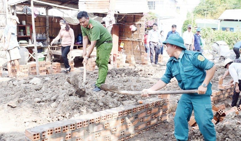Công an các tỉnh Bạc Liêu, Trà Vinh và Cà Mau giúp người dân dỡ nhà cũ, xây dựng nhà mới.
