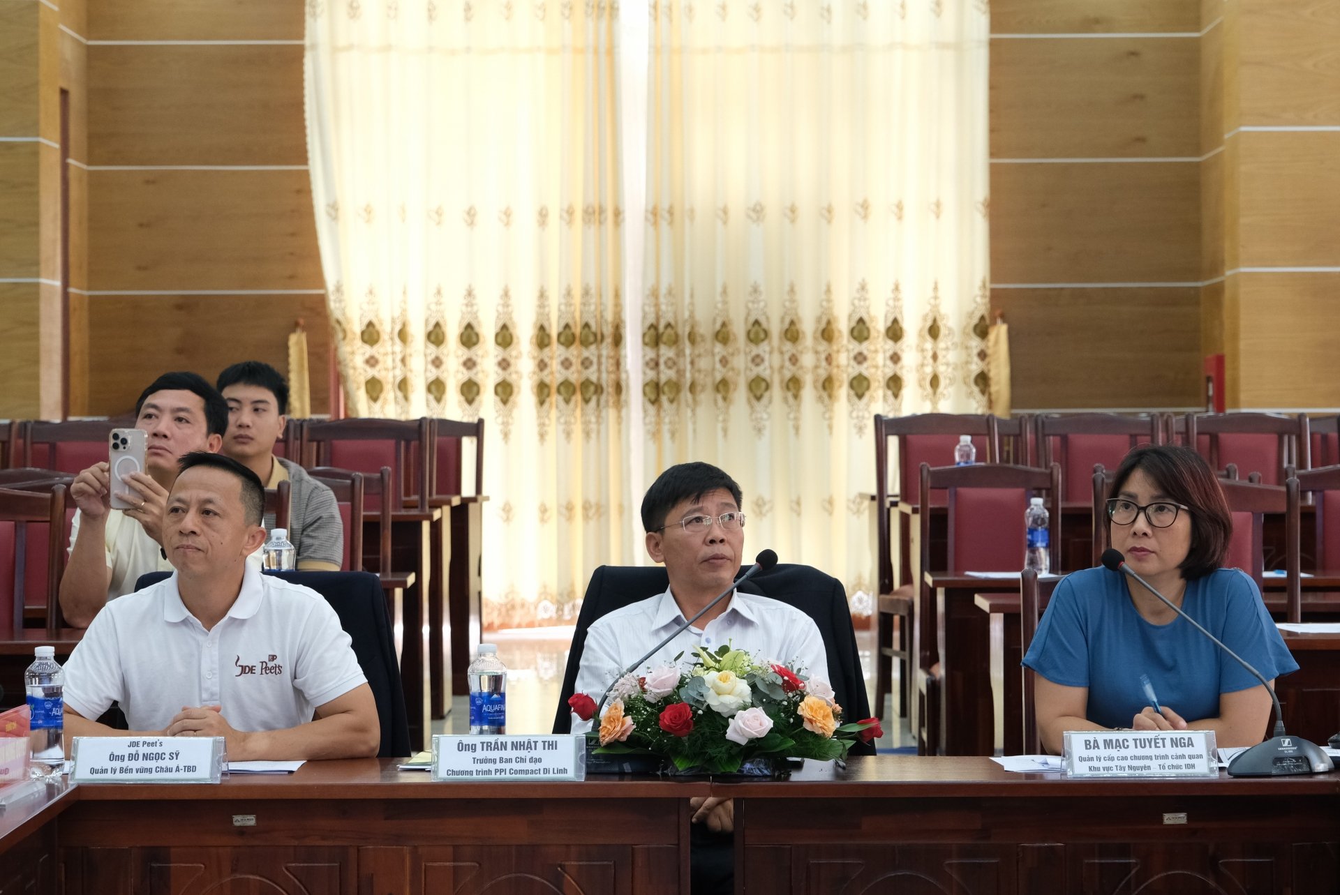 Các ông, bà chủ trì Hội nghị