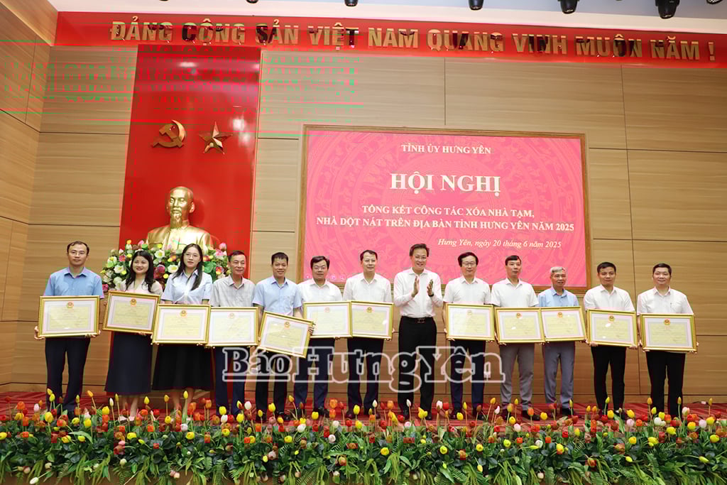 Đồng chí Bí thư Tỉnh ủy Nguyễn Hữu Nghĩa trao Bằng khen tặng các tập thể, cá nhân có thành tích xuất sắc trong thực hiện chương trình xóa nhà tạm, nhà dột nát trên địa bàn tỉnh