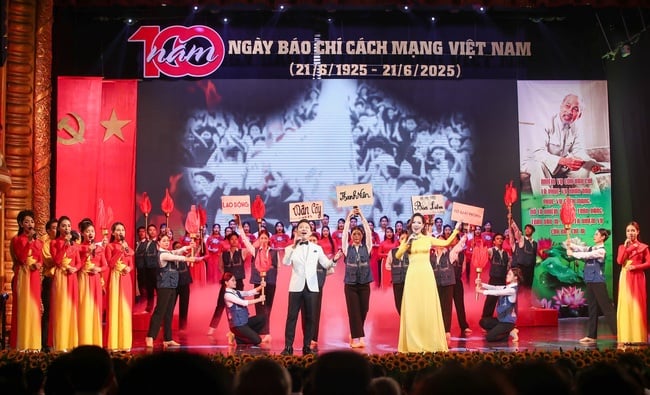 Bộ trưởng Nguyễn Văn Hùng: Chương trình nghệ thuật &quot;Mãi mãi tấm lòng son – Ngòi bút sắc&quot; là lời tri ân và đóa hoa thơm tặng người làm báo - Ảnh 4.