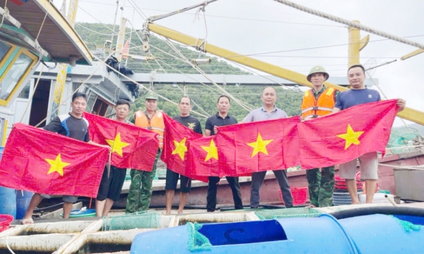 Đồn Biên phòng Đảo Trần tặng cờ Tổ quốc, tuyên truyền IUU trên biển