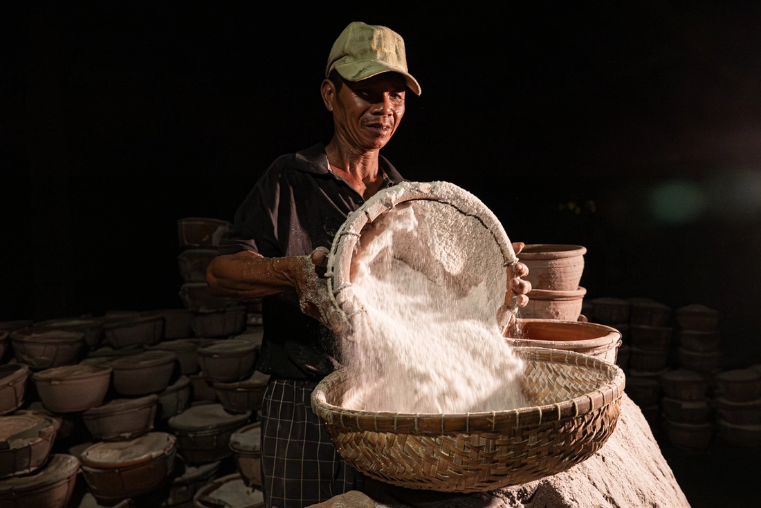 Trắng đêm hầm muối ở làng muối 150 năm tuổi - Ảnh 11.