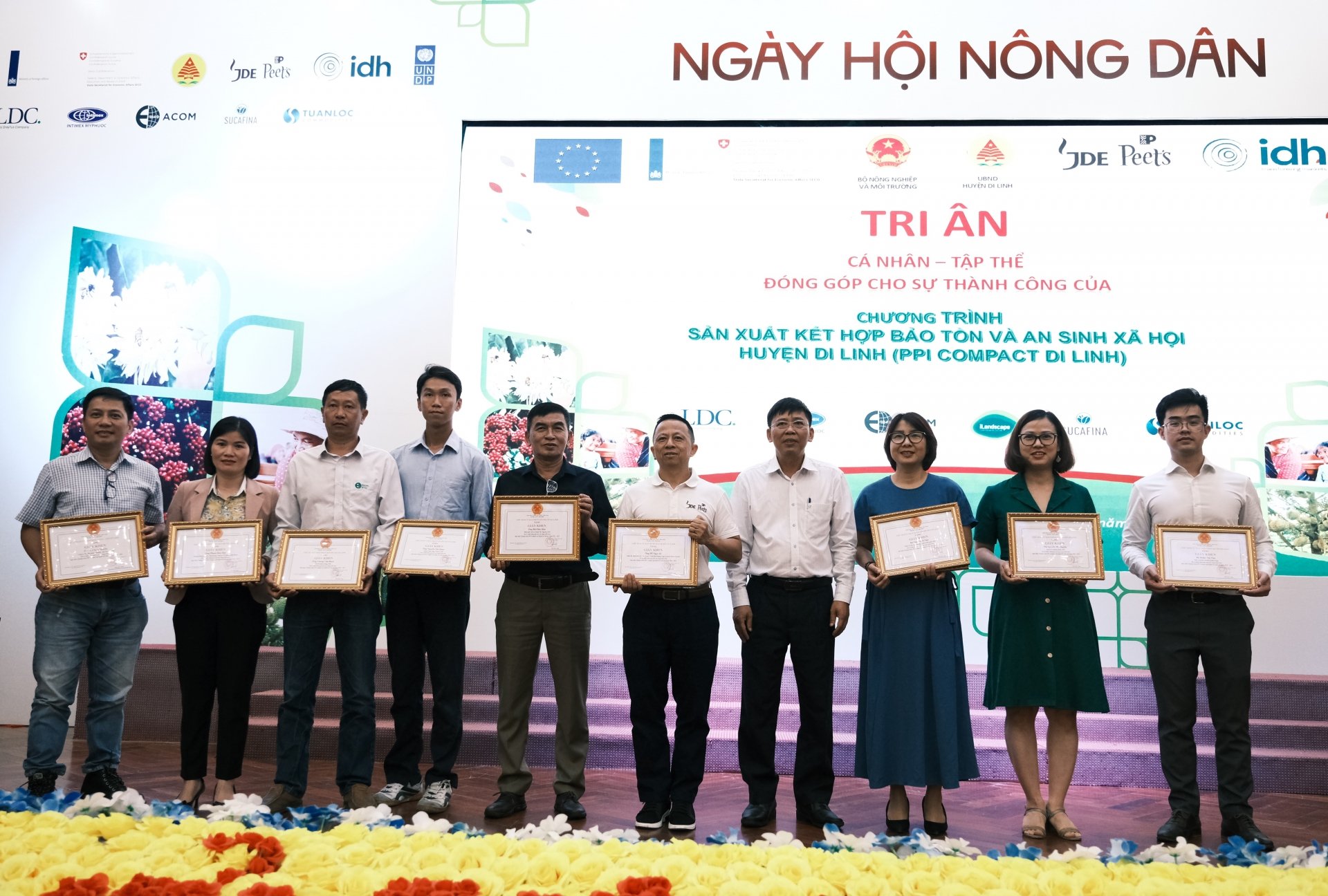 UBND đã tặng Giấy khen cho các cá nhân đã có đóng góp tích cực trong triển khai thực hiện Chương trình PPI Compact tại huyện Di Linh