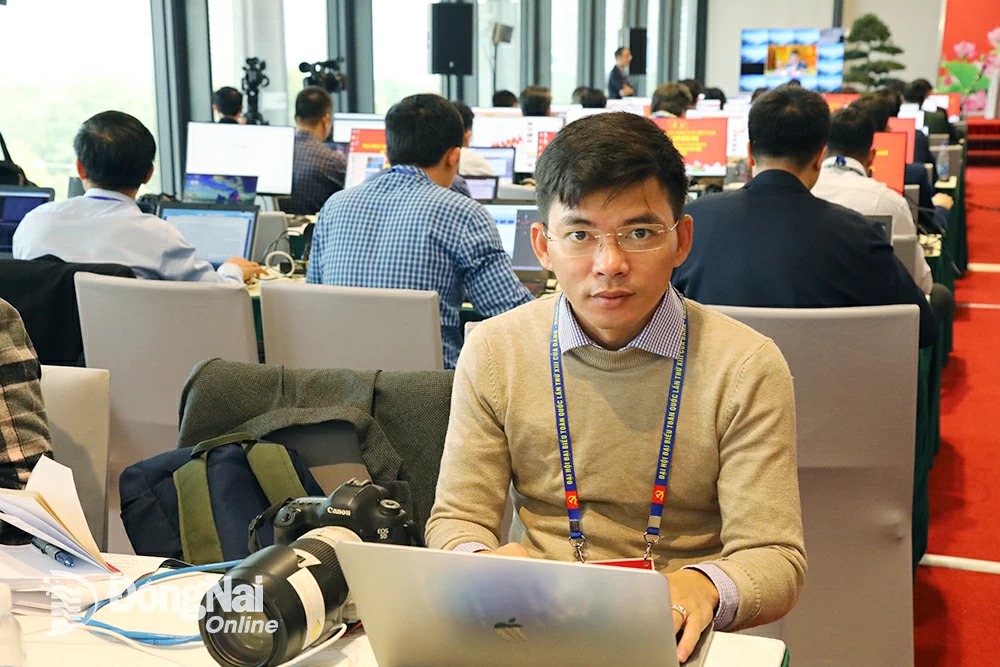 El periodista Cong Nghia trabaja en el Centro de Prensa del XIII Congreso Nacional del Partido. Foto: Thuan Thang
