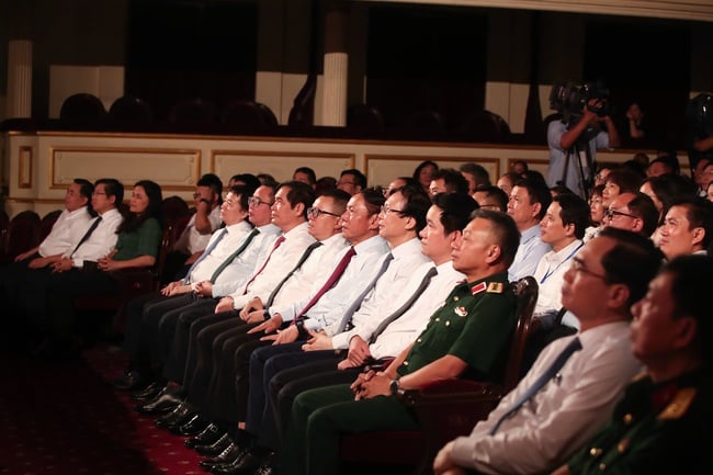 Bộ trưởng Nguyễn Văn Hùng: Chương trình nghệ thuật &quot;Mãi mãi tấm lòng son – Ngòi bút sắc&quot; là lời tri ân và đóa hoa thơm tặng người làm báo - Ảnh 1.