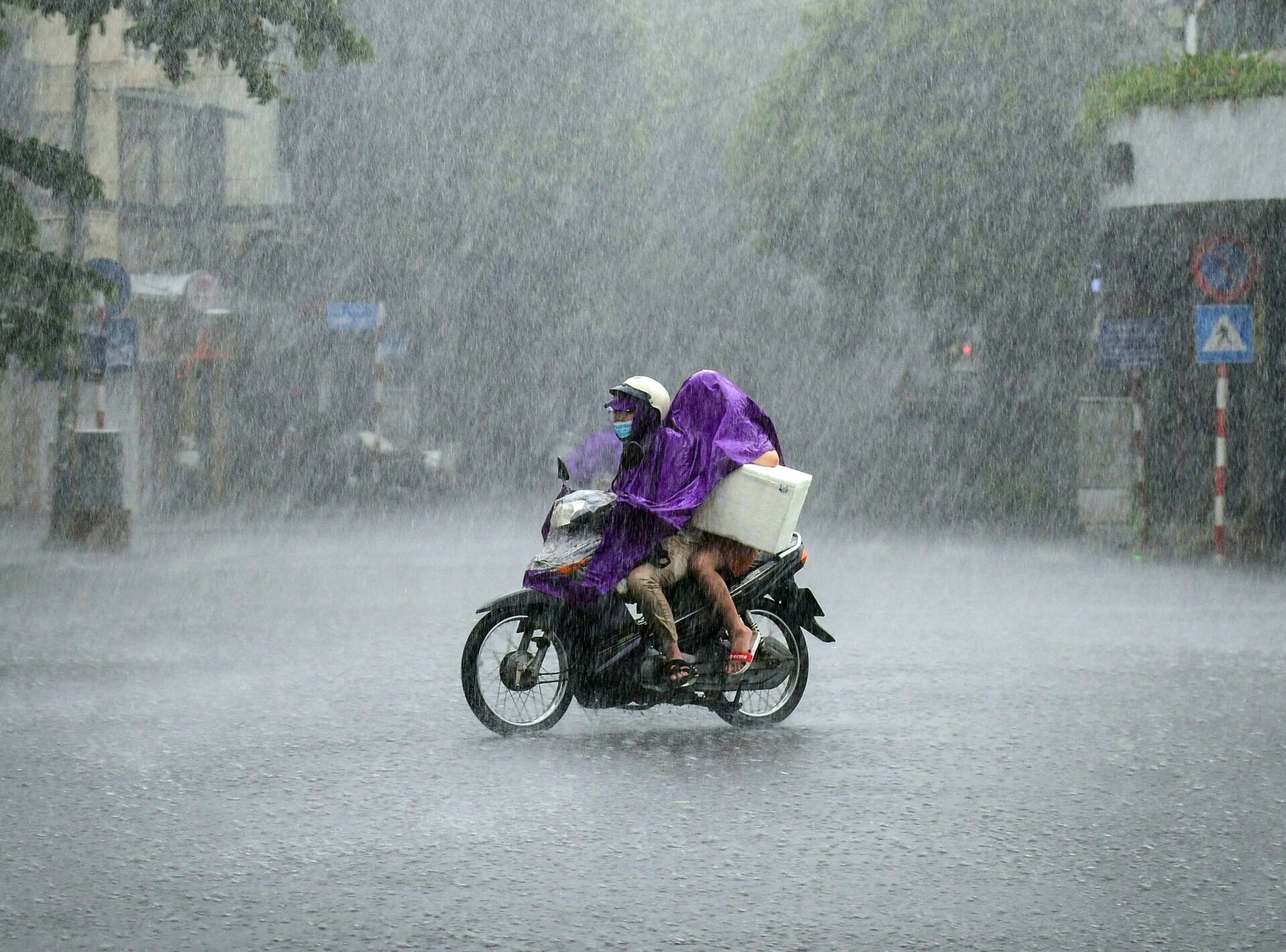 Miền Bắc và Nam bộ mưa lớn sầm sập nhiều nơi -0