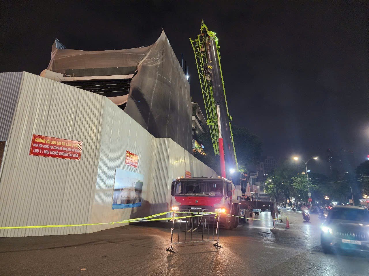 Trang thiết bị được huy động tới hiện trường để phá dỡ tòa nhà.