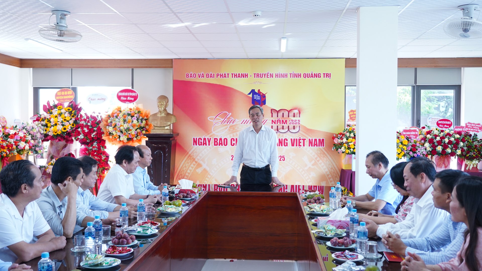 Le secrétaire adjoint permanent du Comité provincial du Parti et président du Conseil populaire provincial, Nguyen Dang Quang, a visité et félicité le journal et la station de radio et de télévision de la province de Quang Tri.