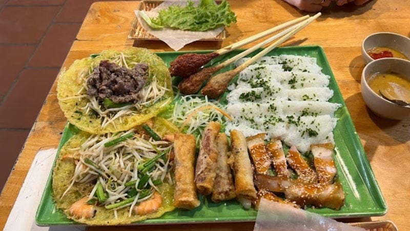 Review bánh xèo Cô Ba Đà Nẵng - Hương vị tôm tươi