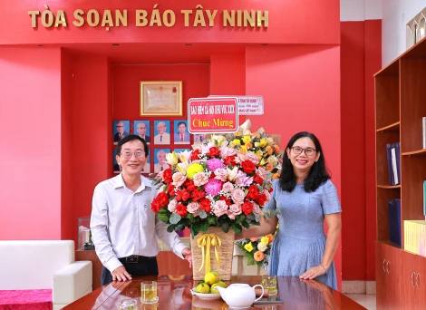 តំបន់ធានារ៉ាប់រងសង្គម XXIX (ឡុងអាន - តៃនិញ)៖ សូមអបអរសាទរចំពោះកាសែត តៃនិញ ក្នុងទិវាសារព័ត៌មានបដិវត្តន៍វៀតណាម