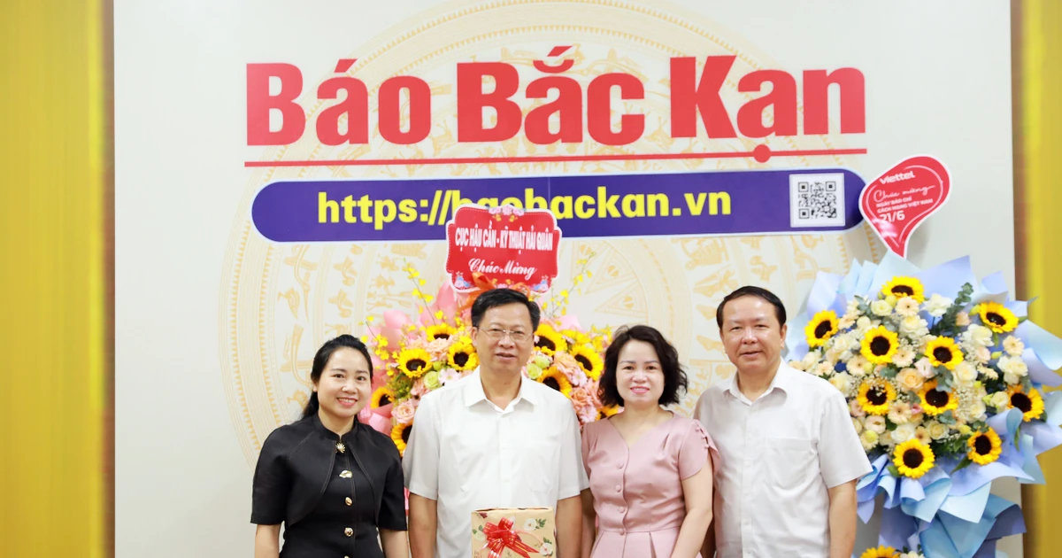 Comrade Pham Duy Hung congratulated Bac Kan Newspaper on the 100th anniversary of Vietnam Revolutionary Press Day.