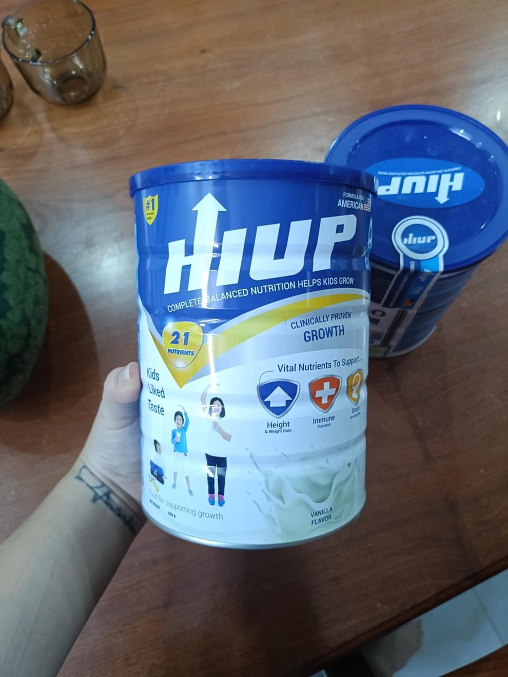 Mẹ trẻ mua Hiup uất nghẹn: Tin người nổi tiếng, tôi tự cho con uống sữa giả - 1