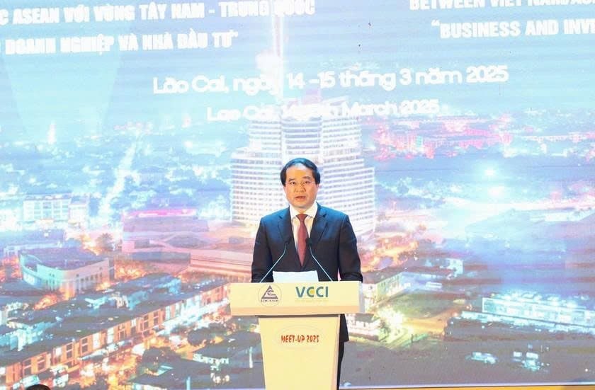 Ông Trịnh Xuân Trường - Bí thư Tỉnh ủy, Chủ tịch UBND tỉnh Lào Cai phát biểu tại Chương trình “Gặp gỡ 2025: Lào Cai - Trung tâm kết nối giao thương kinh tế giữa Việt Nam và các nước ASEAN với vùng Tây Nam Trung Quốc: Cơ hội cho doanh nghiệp và nhà đầu tư”.