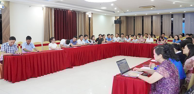 Các đại biểu tham dự cuộc họp.