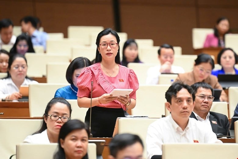 Die Abgeordnete der Nationalversammlung, Tran Thi Thu Hang, äußerte ihre Meinung zur Verbesserung der Qualität des formellen Unterrichts an allgemeinen Schulen.