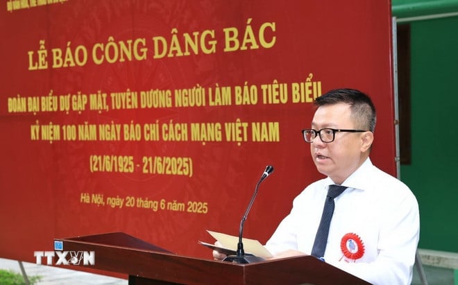ttxvn-2006-nguoi-lam-bao-chu-tich-ho-chi-minh-5.jpg