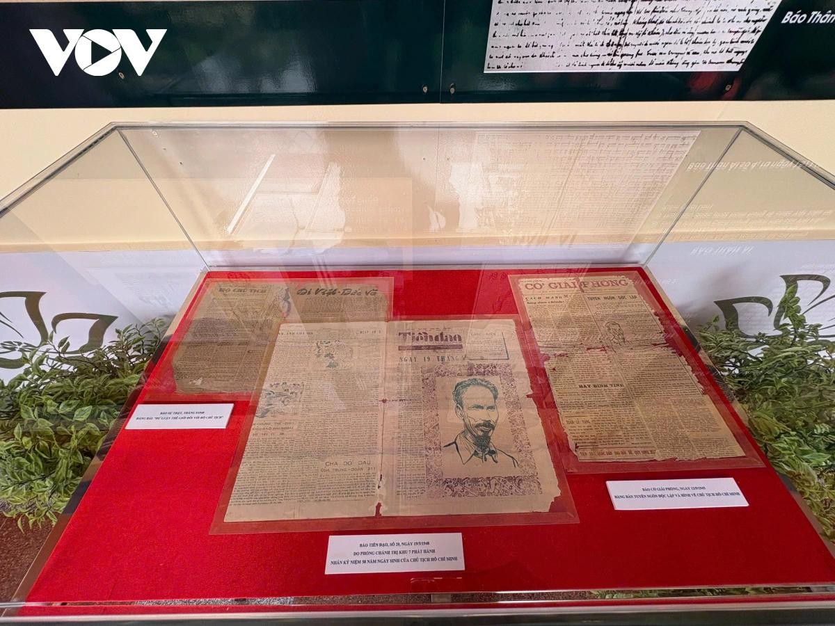 Các bài báo về Chủ tịch Hồ Chí Minh những năm 1945 - 1948.