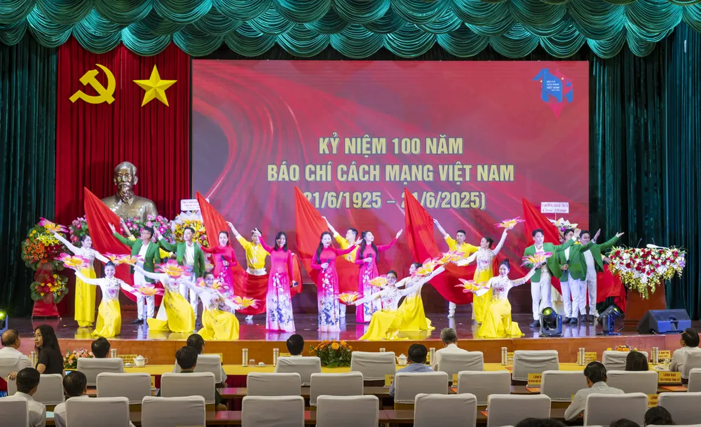 Scene of the meeting to celebrate the 100th anniversary of Vietnam Revolutionary Press Day (June 21, 1925 - June 21, 2025) in Ba Ria - Vung Tau