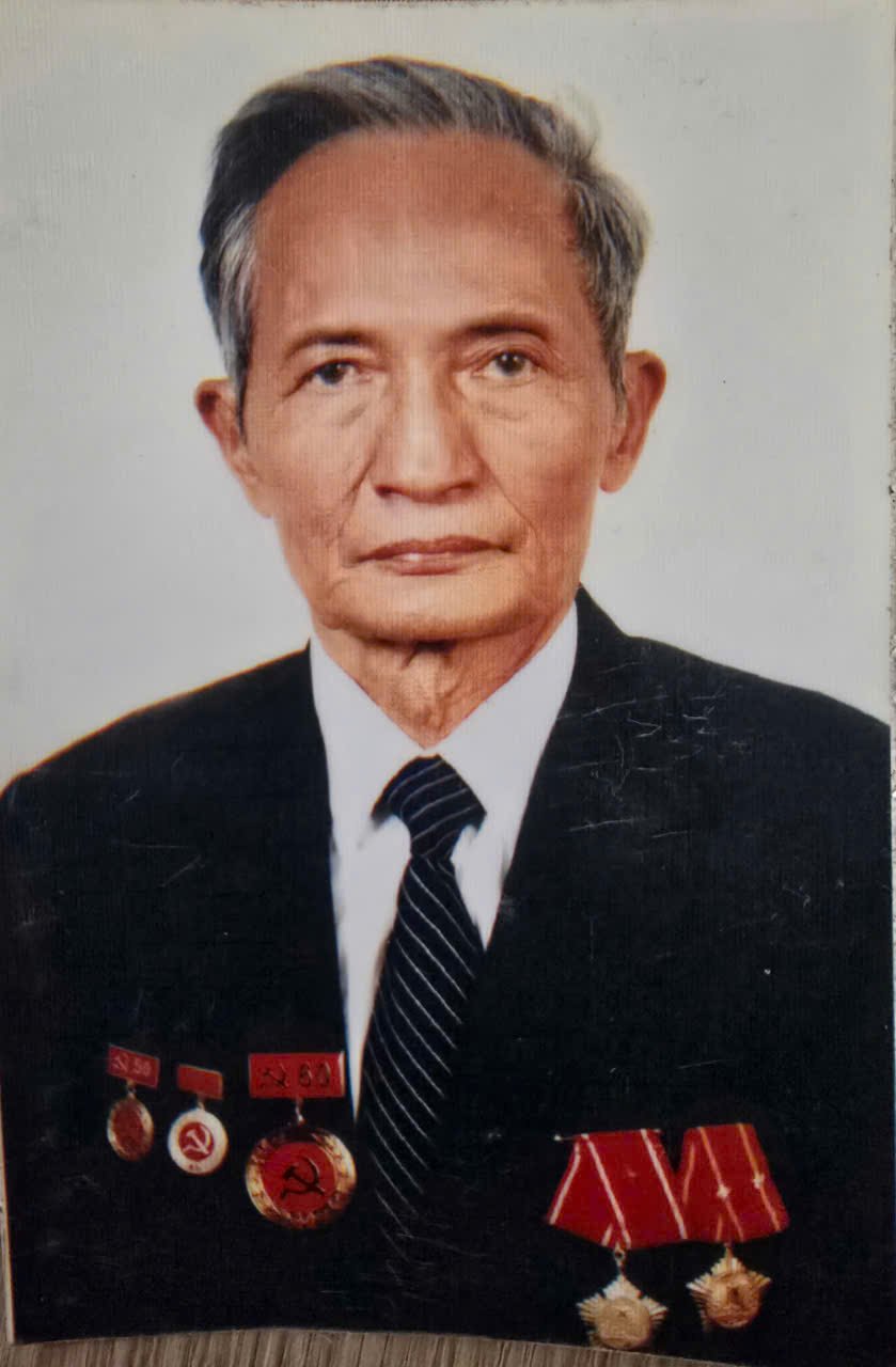 Di ảnh nhà báo Hồ Phong.