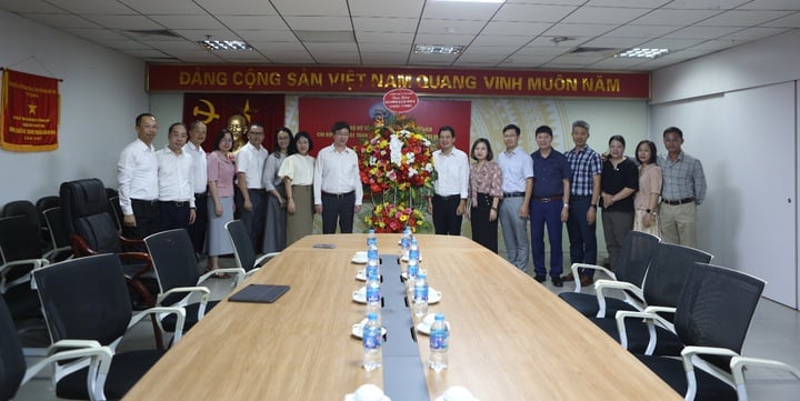 Lãnh đạo Bộ KH&CN thăm, chúc mừng các cơ quan báo chí nhân Kỷ niệm 100 năm Ngày Báo chí cách mạng Việt Nam - Ảnh 3.