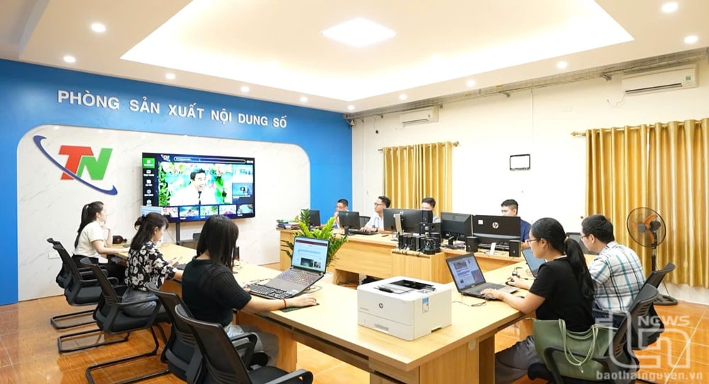 บรรณาธิการและช่างเทคนิคสถานีวิทยุกระจายเสียงและโทรทัศน์ไทยเหงียน ทำงานในแผนกผลิตคอนเทนต์ทางดิจิทัล