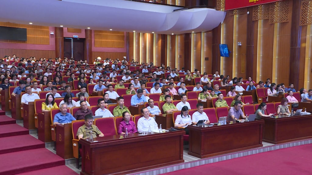Nearly 500 officials, civil servants and public employees of the Department of Agriculture & Environment and the Department of Finance of Quang Ninh province were trained in AI.