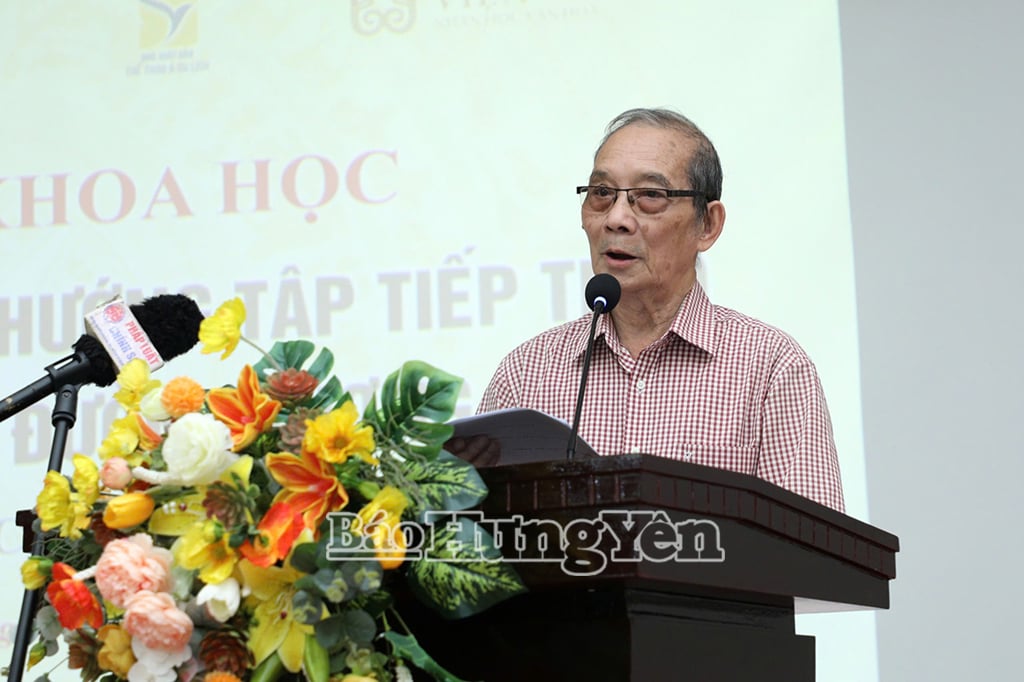 Nhà thơ Bằng Việt phát biểu tại hội thảo
