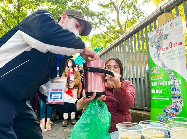 Ấm lòng ‘Bếp cháo 0 đồng’ cho bệnh nhân nghèo- Ảnh 1.