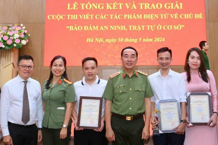 Được Bộ công an tặng giấy khen trong cuộc thi viết các tác phẩm điện tử về chủ đề "Đảm bảo an ninh, trật tự cơ sở"