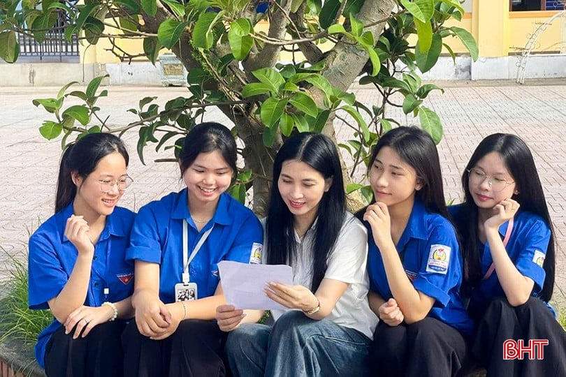 Chia sẻ, tâm tình với học sinh cũng là cách để cô nắm bắt tâm sinh lý của các em, từ đó có những lựa chọn truyền dạy phù hợp, hiệu quả.