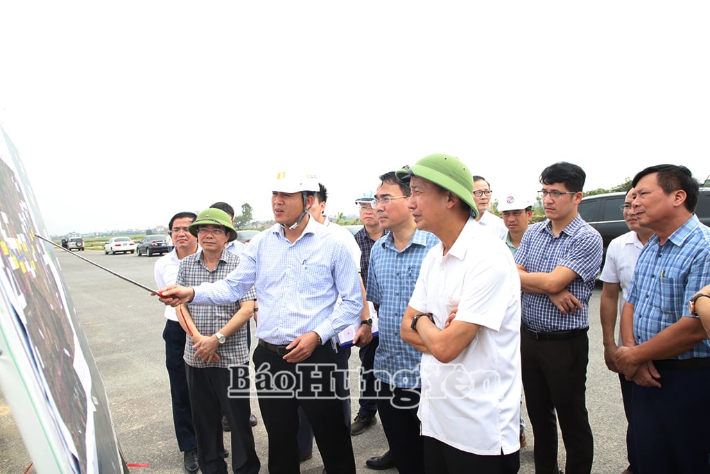 Đại diện đơn vị thi công báo cáo tình hình triển khai dự án