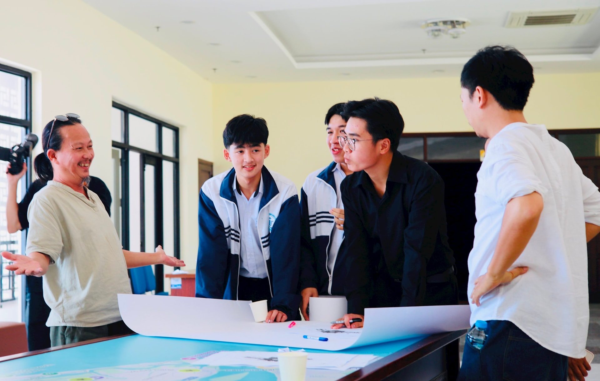 El artista Bao Ly y los jóvenes de Hoi An discuten las funciones necesarias de los espacios creativos