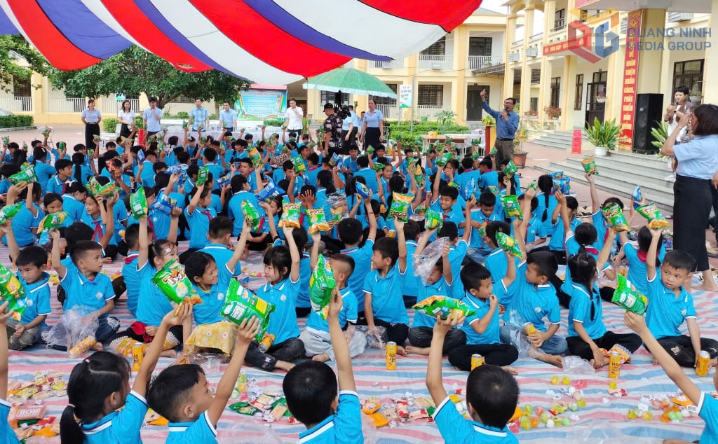 Hội Bảo trợ NKT - TMC tỉnh cùng nhà hảo tâm tổ chức hoạt động vui chơi cho các em học Trường TH, THCS Đồn Đạc (huyện Ba Chẽ) nhân dịp Tết thiếu Nhi 1/6/2025.