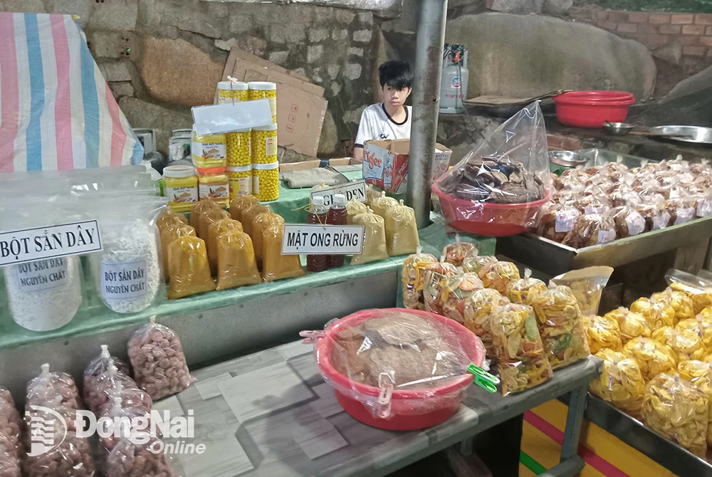 ร้านค้าที่ขายของขึ้นชื่อของภูเขาชัวชานเงียบเหงาไปหมด