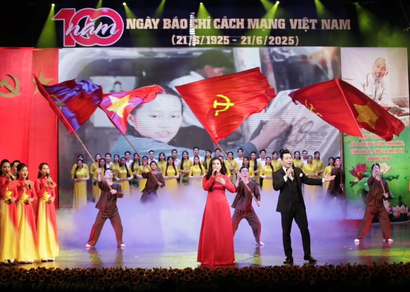 Honorer les journalistes, recréer l'histoire du journalisme révolutionnaire vietnamien à travers l'art -0