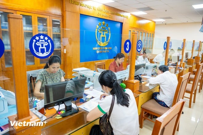 Trong ngày 20/6 tại trụ sở Uỷ ban Nhân dân quận Hoàn Kiếm sắp tới là Uỷ ban Nhân dân phường Hoàn Kiếm, các cán bộ đã chủ động thử nghiệm hoạt động theo mô hình mới. (Ảnh: Minh Sơn/Vietnam+)