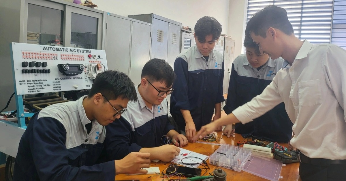 Đề xuất hỗ trợ 3,6 triệu/tháng cho sinh viên hàng chục ngành "hot"
